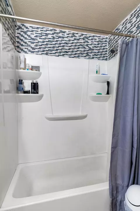 Bath - 15920 Frances Ln, La Pine, OR 97739 photo 2 of 2
