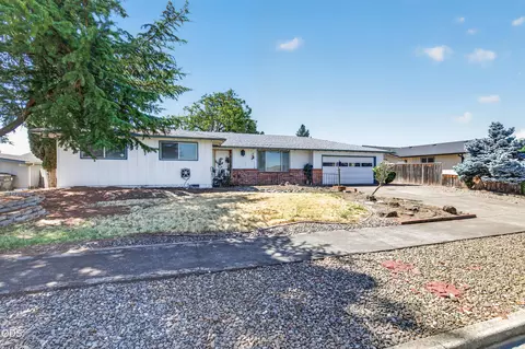 1734 Alcan Dr, Medford, OR 97504