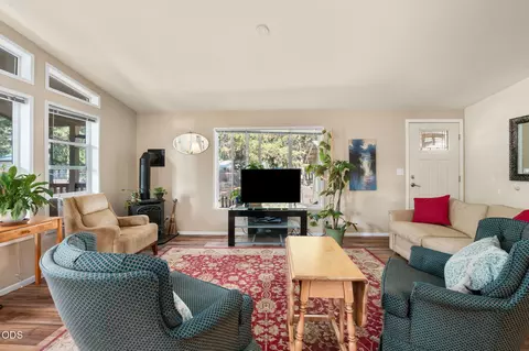Living - 17274 Jacinto Rd, Bend, OR 97707 photo 2 of 5