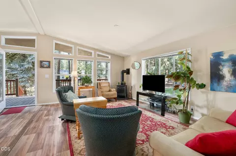 Living - 17274 Jacinto Rd, Bend, OR 97707 photo 3 of 5