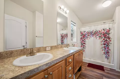 Bath - 17274 Jacinto Rd, Bend, OR 97707 photo 1 of 2
