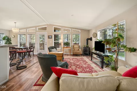 Living - 17274 Jacinto Rd, Bend, OR 97707 photo 5 of 5