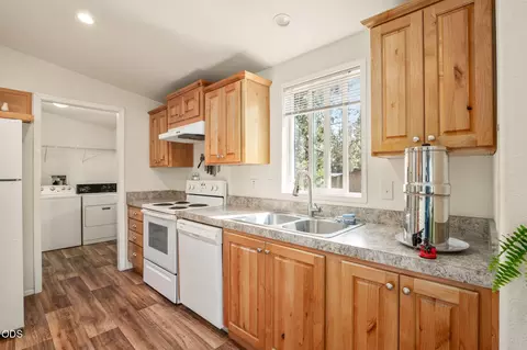 Kitchen - 17274 Jacinto Rd, Bend, OR 97707 photo 2 of 3