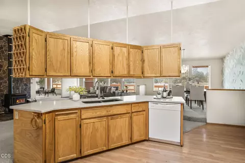 Kitchen - 64502 Mcgrath Rd, Bend, OR 97701 photo 4 of 6