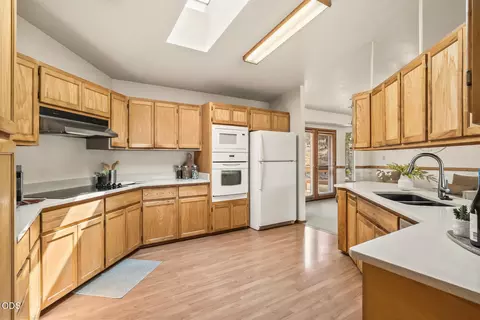 Kitchen - 64502 Mcgrath Rd, Bend, OR 97701 photo 6 of 6