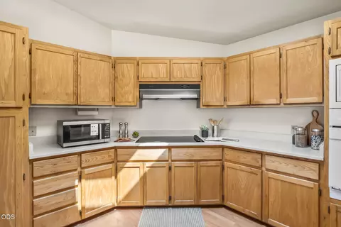 Kitchen - 64502 Mcgrath Rd, Bend, OR 97701 photo 3 of 6