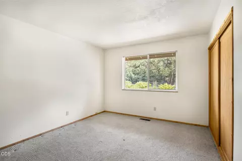 Bedroom - 64502 Mcgrath Rd, Bend, OR 97701 photo 3 of 4