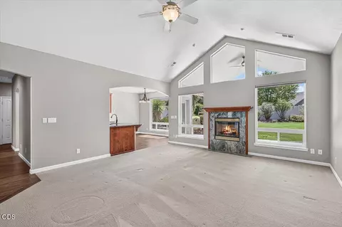 Living - 9 Aspen Ct, Eagle Point, OR 97524 photo 3 of 4