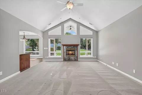 Living - 9 Aspen Ct, Eagle Point, OR 97524 photo 2 of 4