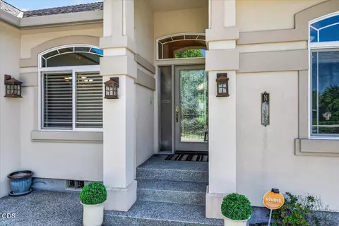 Entry Way - 9 Aspen Ct, Eagle Point, OR 97524 photo 1 of 3