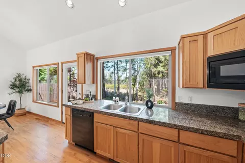 Kitchen - 61375 Brianne Pl, Bend, OR 97702 photo 3 of 5