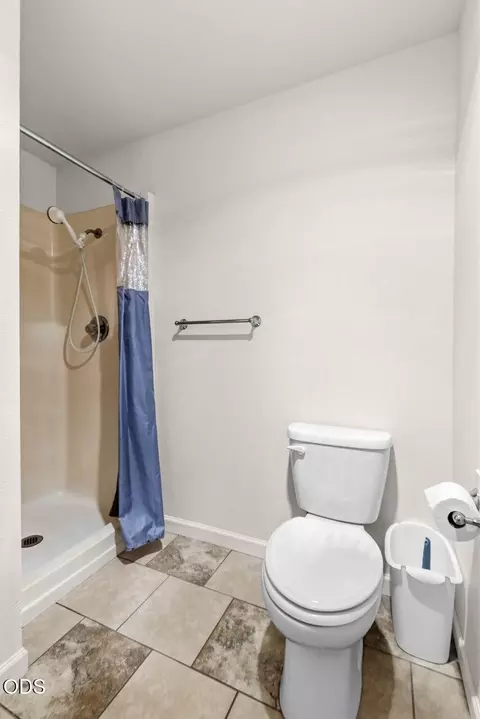 Bath - 412 Lorraine Ave, Eagle Point, OR 97524 photo 2 of 3