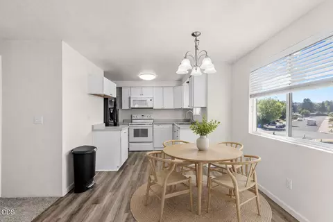 Dining - 412 Lorraine Ave, Eagle Point, OR 97524 photo 2 of 2