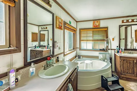 Bath - 110 Pine Tree Way, Selma, OR 97538 photo 3 of 5
