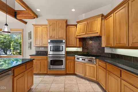 Kitchen - 146 NW Skyliner Summit Loop, Bend, OR 97703 photo 2 of 4