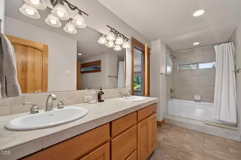 Bath - 146 NW Skyliner Summit Loop, Bend, OR 97703 photo 4 of 5