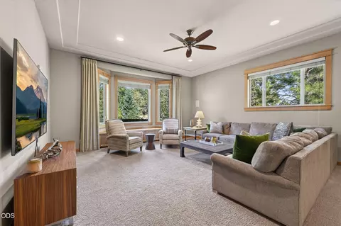 Living - 146 NW Skyliner Summit Loop, Bend, OR 97703 photo 1 of 4