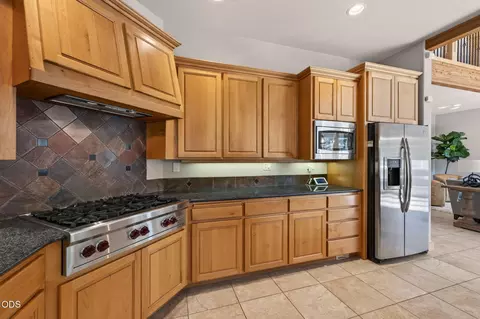 Kitchen - 146 NW Skyliner Summit Loop, Bend, OR 97703 photo 3 of 4