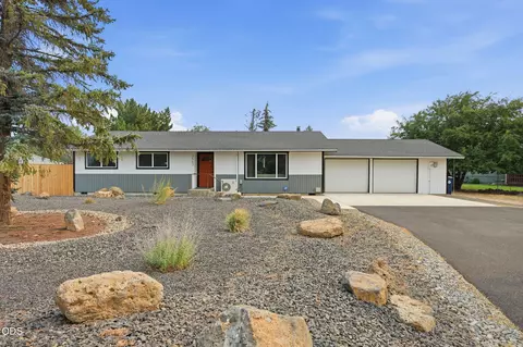 2563 SW Cascade Ave, Redmond, OR 97756