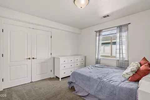 Bedroom - 1981 Bluegrass Dr, Central Point, OR 97502 photo 4 of 9