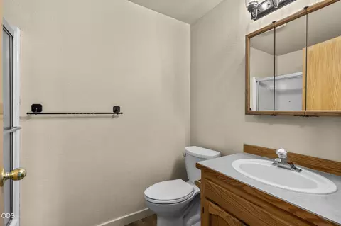 Bath - 1961 NE Windy Tree Ct, Bend, OR 97701 photo 1 of 2