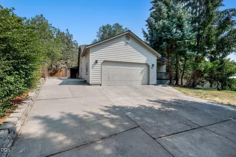 Exterior - 1961 NE Windy Tree Ct, Bend, OR 97701 photo 2 of 13