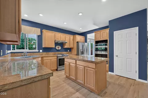 Kitchen - 61042 Chamomile Pl, Bend, OR 97702 photo 1 of 4
