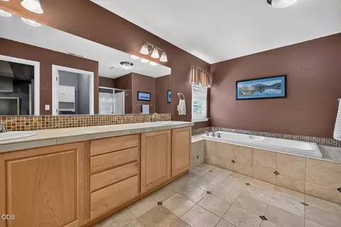 Bath - 61042 Chamomile Pl, Bend, OR 97702 photo 3 of 6