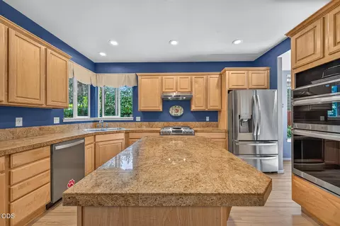 Kitchen - 61042 Chamomile Pl, Bend, OR 97702 photo 3 of 4