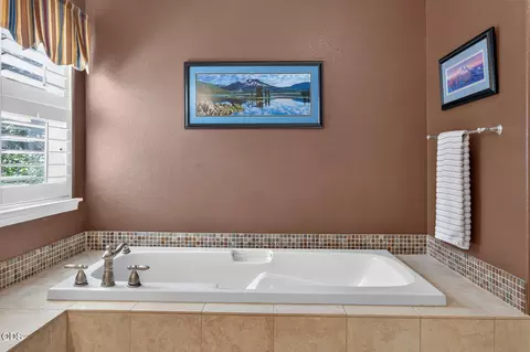 Bath - 61042 Chamomile Pl, Bend, OR 97702 photo 5 of 6