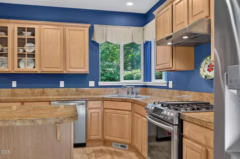 Kitchen - 61042 Chamomile Pl, Bend, OR 97702 photo 4 of 4
