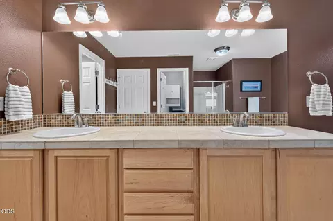 Bath - 61042 Chamomile Pl, Bend, OR 97702 photo 2 of 6