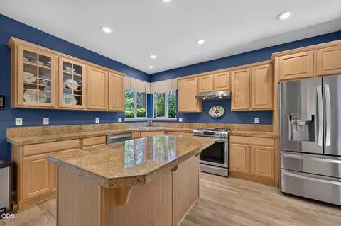 Kitchen - 61042 Chamomile Pl, Bend, OR 97702 photo 2 of 4