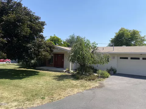 2433 Redwood Dr, Klamath Falls, OR 97601