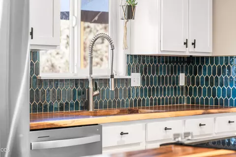 Kitchen - 63385 Omer Dr, Bend, OR 97701 photo 4 of 5