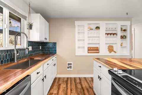 Kitchen - 63385 Omer Dr, Bend, OR 97701 photo 3 of 5