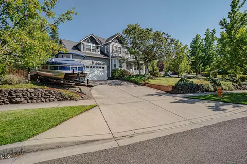 4110 Hemlock Dr, Medford, OR 97504