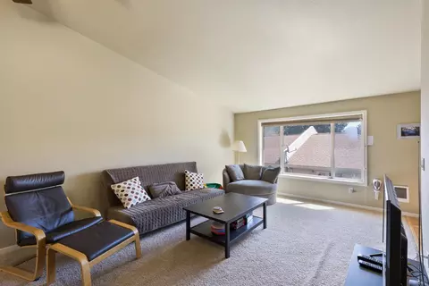 Living - 986 SE Centennial St, Bend, OR 97702 photo 2 of 3