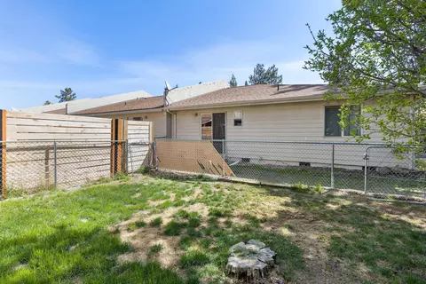 Exterior - 986 SE Centennial St, Bend, OR 97702 photo 4 of 5