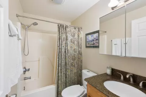 Bath - 986 SE Centennial St, Bend, OR 97702 photo 2 of 2