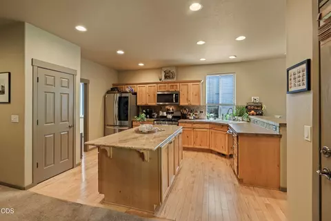 Kitchen - 21183 Ritz Pl, Bend, OR 97702 photo 1 of 4