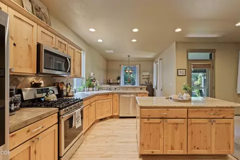 Kitchen - 21183 Ritz Pl, Bend, OR 97702 photo 3 of 4