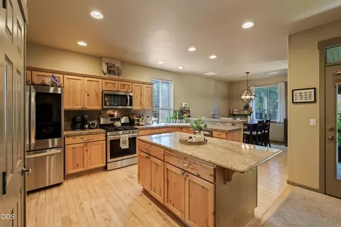 Kitchen - 21183 Ritz Pl, Bend, OR 97702 photo 2 of 4