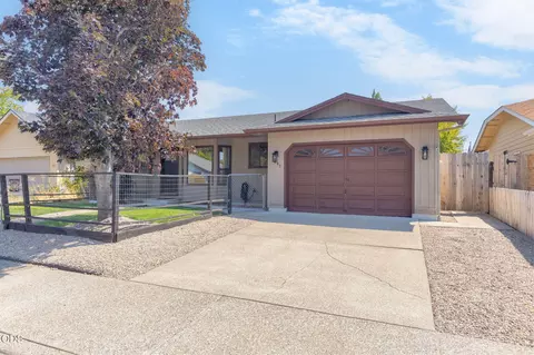 1045 Angler Ln, Grants Pass, OR 97527