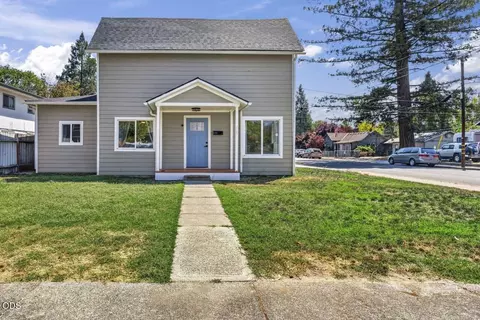 425 SW Burgess St, Grants Pass, OR 97526