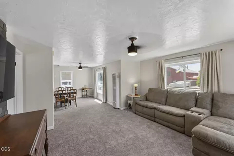 425 SW Burgess St, Grants Pass, OR 97526