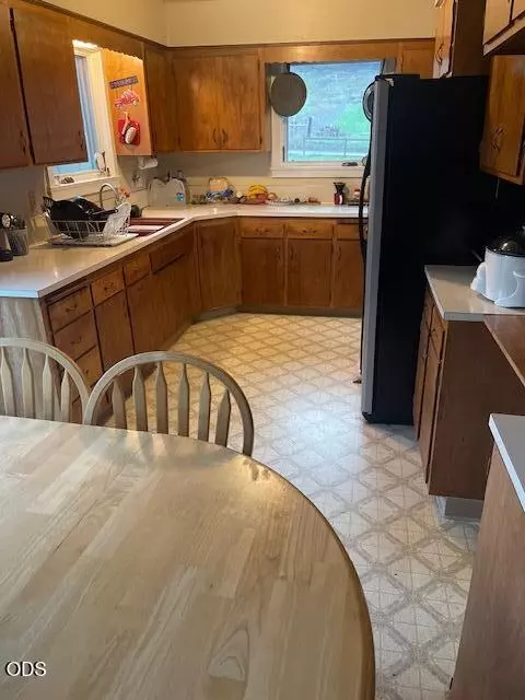 Kitchen - 7763 Thompson Creek Rd, Applegate, OR 97530 photo 4 of 5