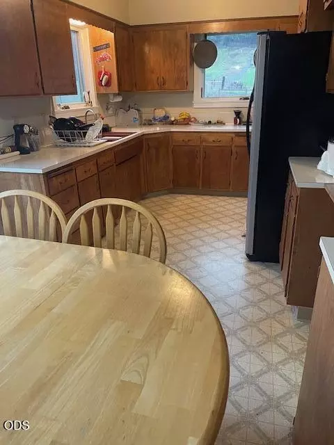Kitchen - 7763 Thompson Creek Rd, Applegate, OR 97530 photo 3 of 5