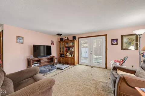 Living - 685 Talbot St, Eagle Point, OR 97524 photo 3 of 4