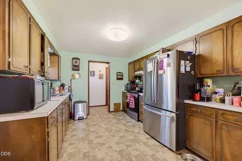 Kitchen - 685 Talbot St, Eagle Point, OR 97524 photo 2 of 4